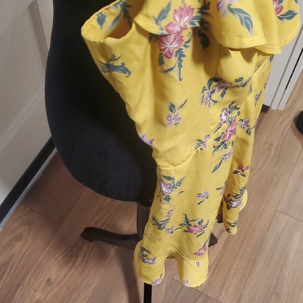 Timing Yellow Floral Ruffle Romper - Picture 7 of 11